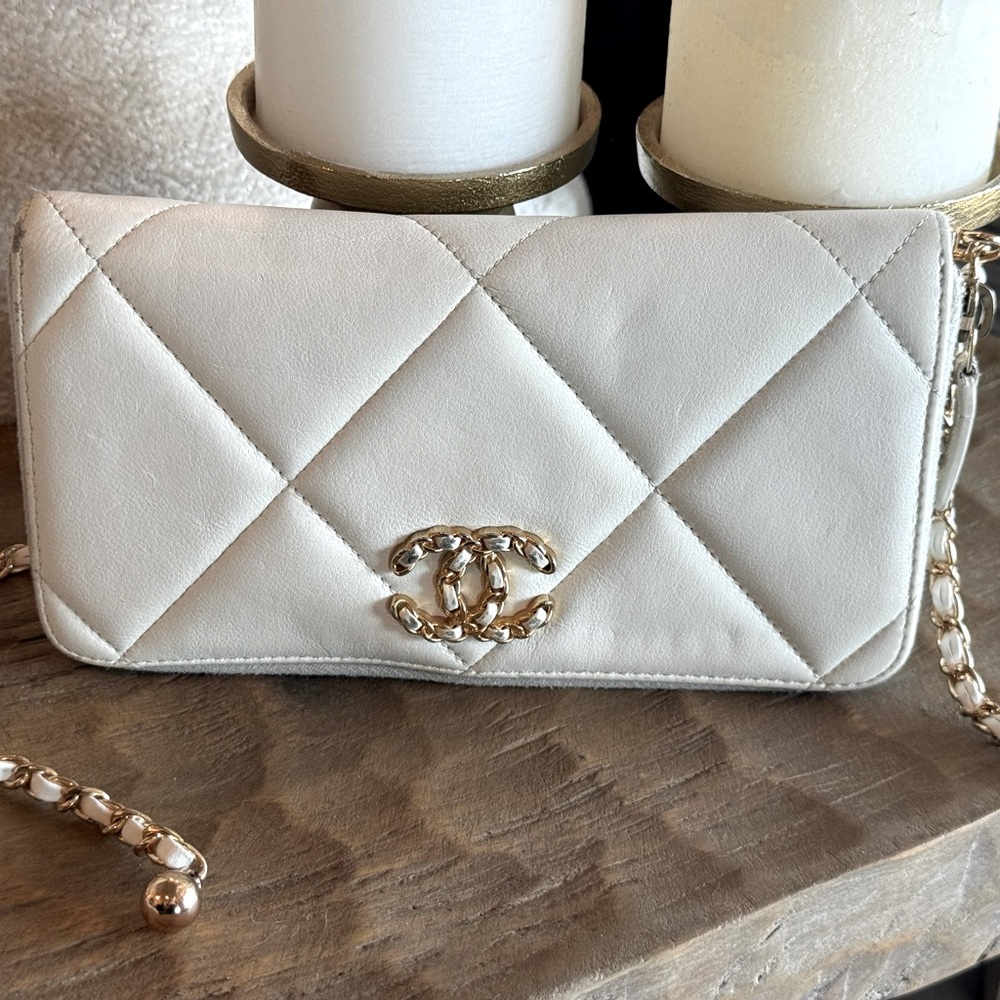 Chanel 19 Quilted Lambskin Leather Zip Around Wallet w/COA